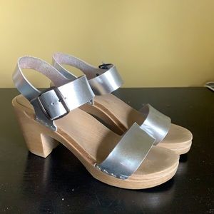 No 6 Metallic Clogs